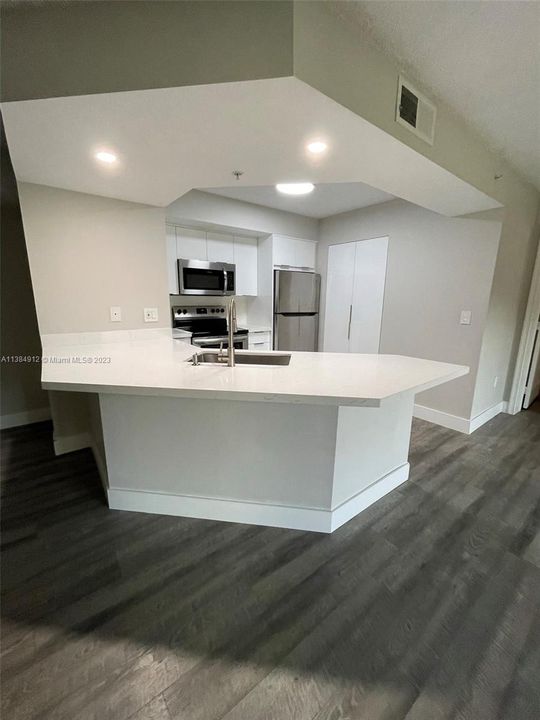 Vendido Recientemente: $287,500 (2 camas, 2 baños, 1065 Pies cuadrados)