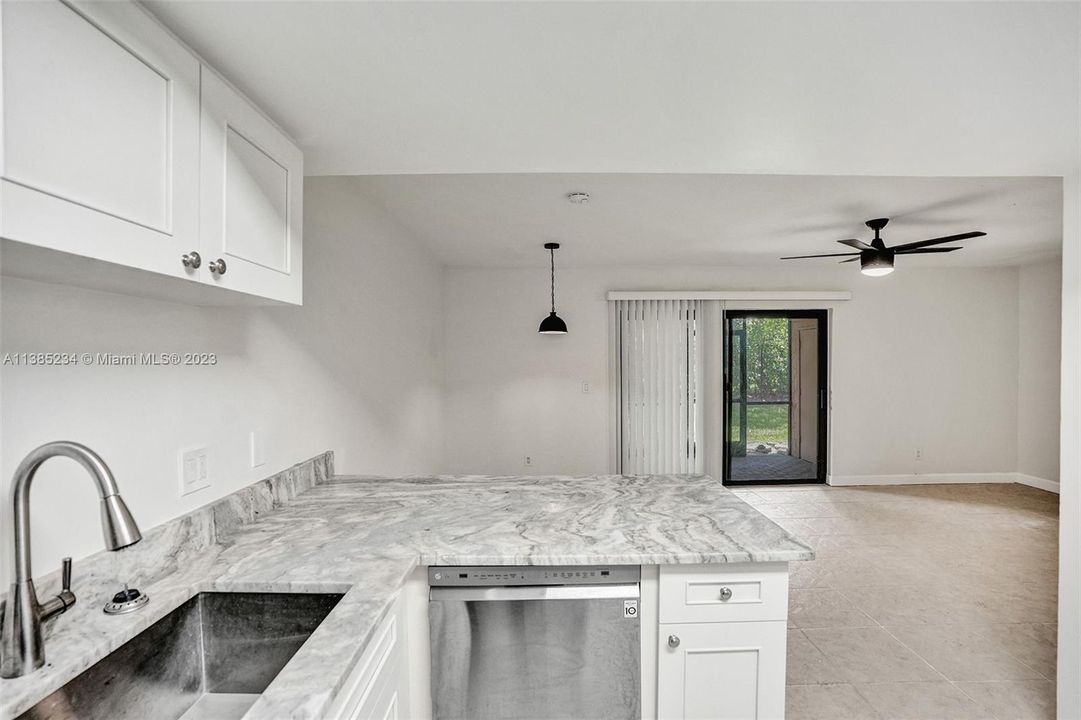 最近售出: $345,000 (3 贝兹, 2 浴室, 1590 平方英尺)