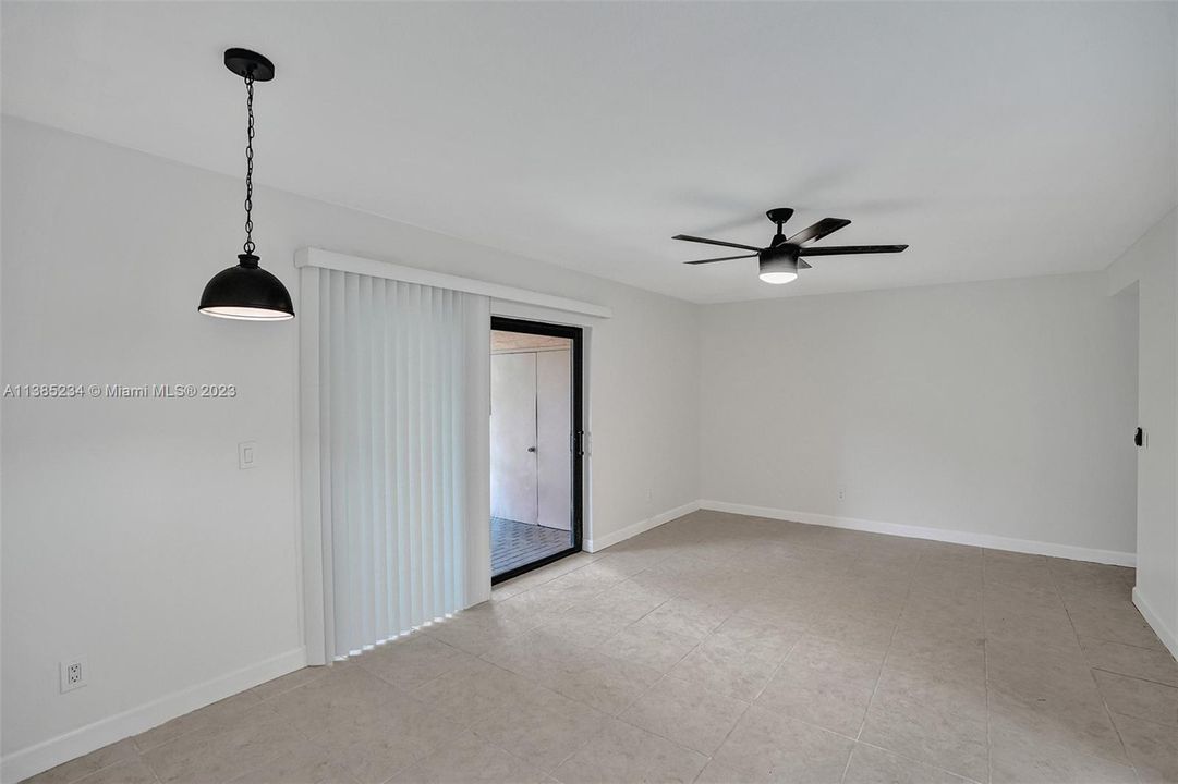 最近售出: $345,000 (3 贝兹, 2 浴室, 1590 平方英尺)