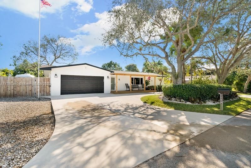 Recently Sold: $985,000 (4 beds, 2 baths, 1879 Square Feet)