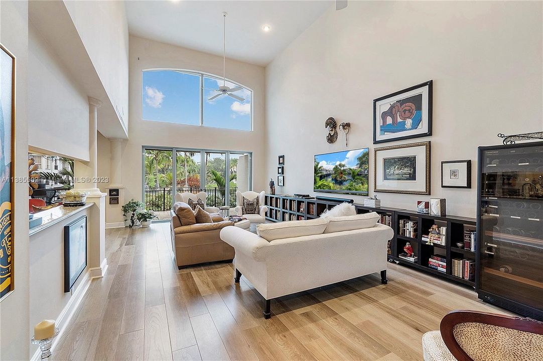 最近售出: $1,500,000 (3 贝兹, 2 浴室, 3336 平方英尺)