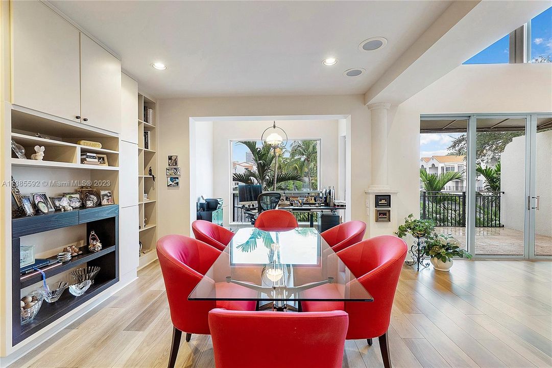 最近售出: $1,500,000 (3 贝兹, 2 浴室, 3336 平方英尺)