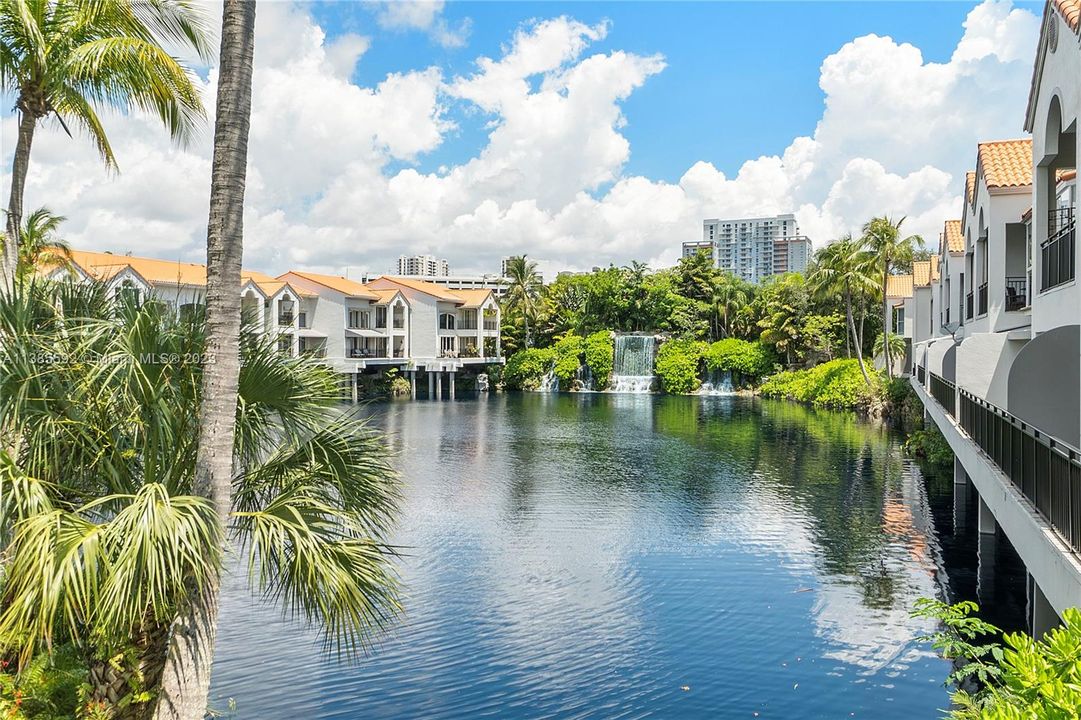 最近售出: $1,500,000 (3 贝兹, 2 浴室, 3336 平方英尺)