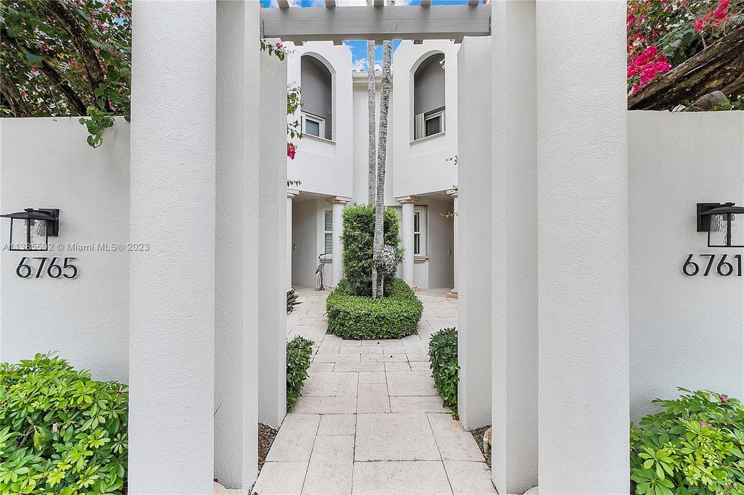 最近售出: $1,500,000 (3 贝兹, 2 浴室, 3336 平方英尺)