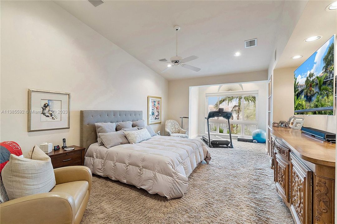 最近售出: $1,500,000 (3 贝兹, 2 浴室, 3336 平方英尺)