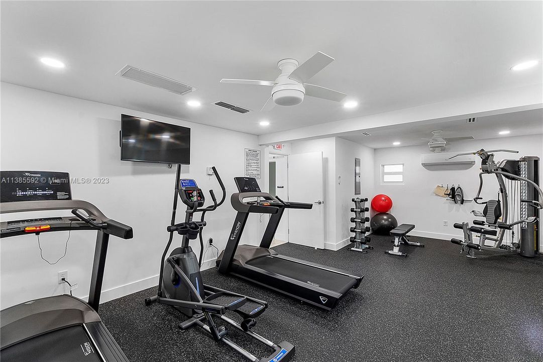 最近售出: $1,500,000 (3 贝兹, 2 浴室, 3336 平方英尺)