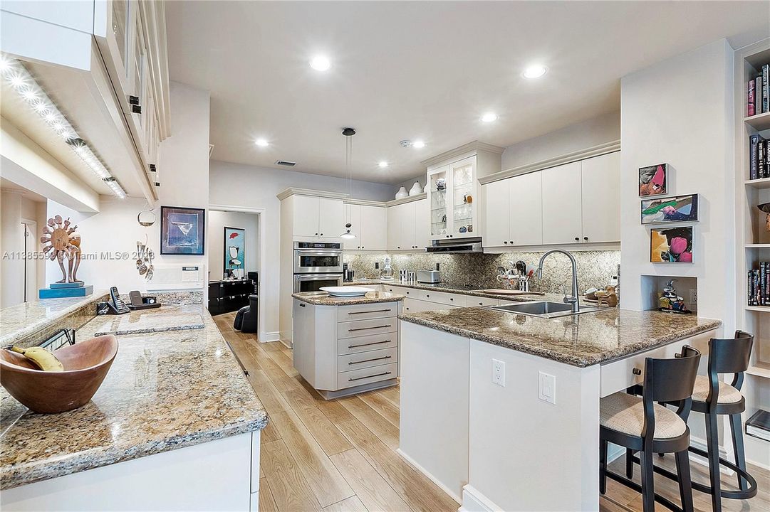 最近售出: $1,500,000 (3 贝兹, 2 浴室, 3336 平方英尺)