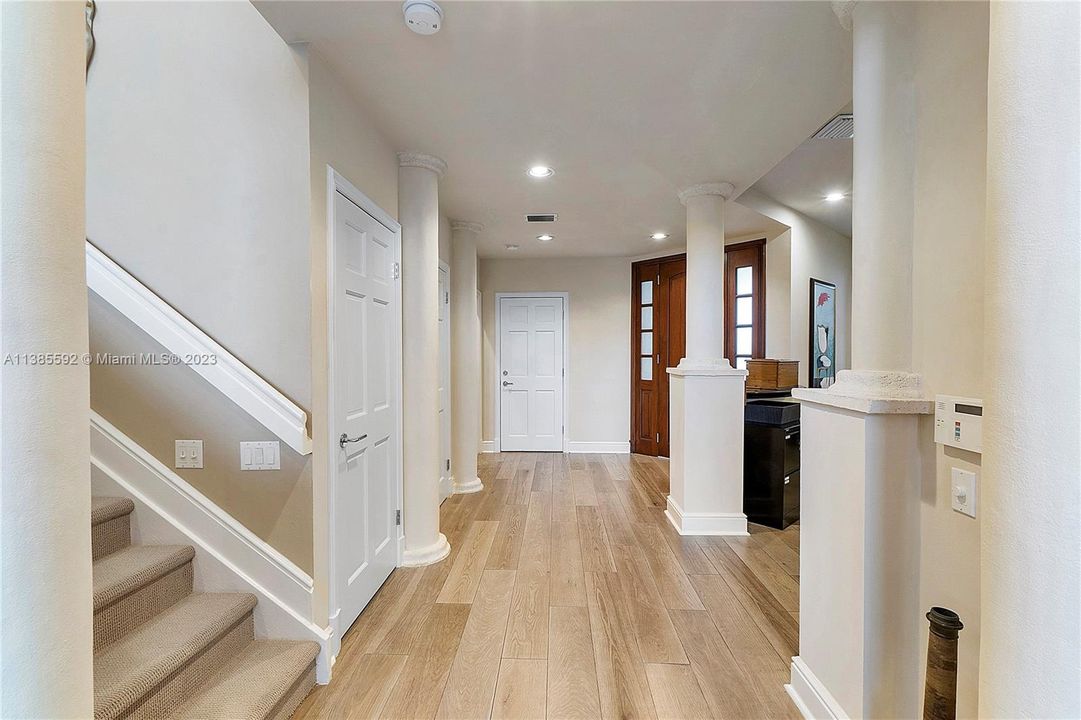 最近售出: $1,500,000 (3 贝兹, 2 浴室, 3336 平方英尺)