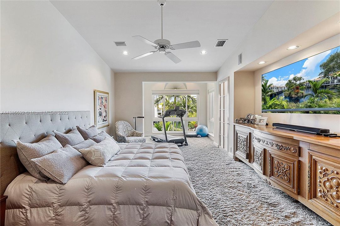 最近售出: $1,500,000 (3 贝兹, 2 浴室, 3336 平方英尺)