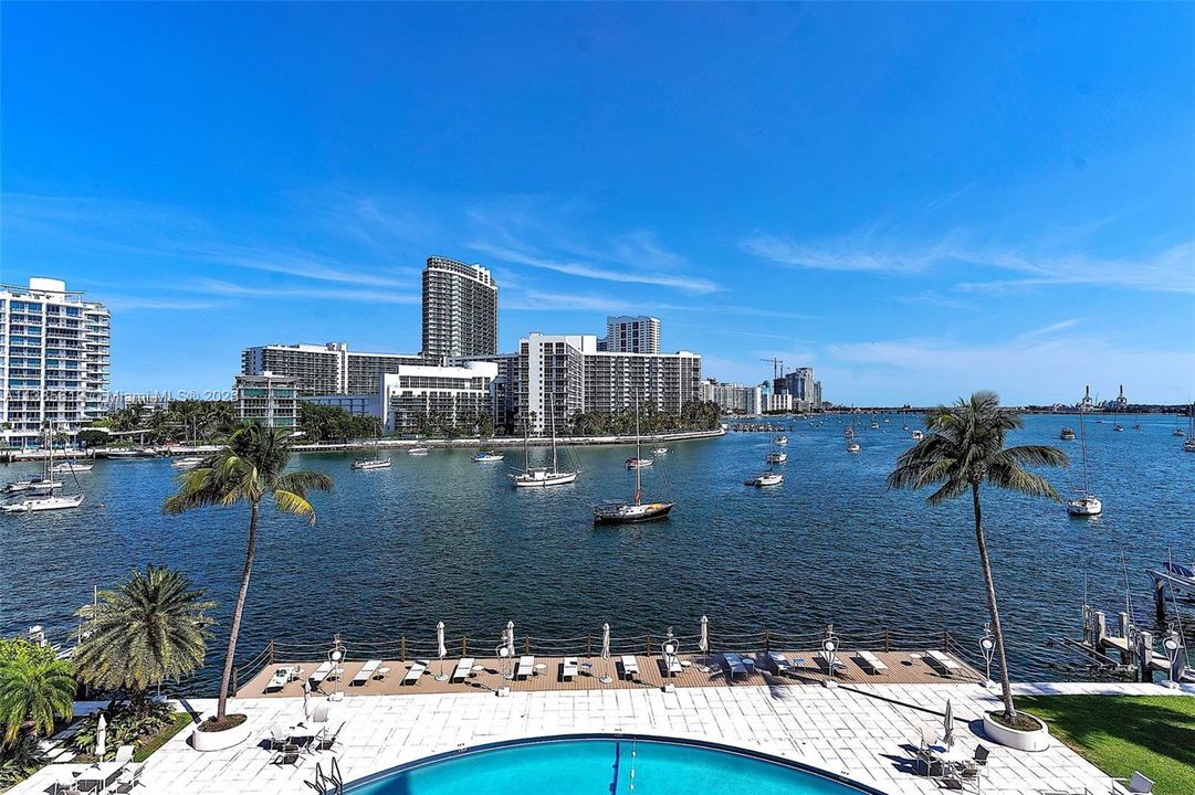 Recently Sold: $1,395,000 (1 beds, 1 baths, 1085 Square Feet)