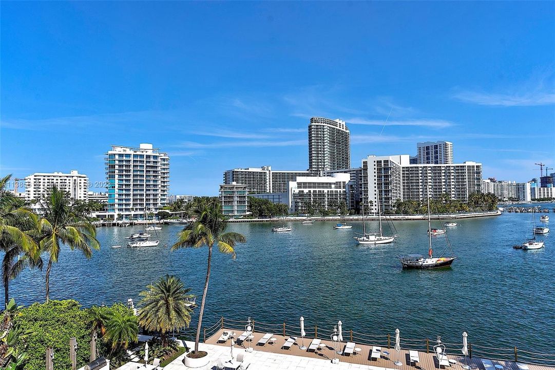 Recently Sold: $1,395,000 (1 beds, 1 baths, 1085 Square Feet)