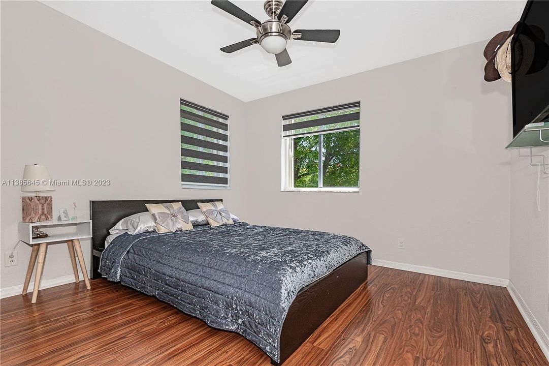 Vendido Recientemente: $649,000 (4 camas, 2 baños, 1851 Pies cuadrados)