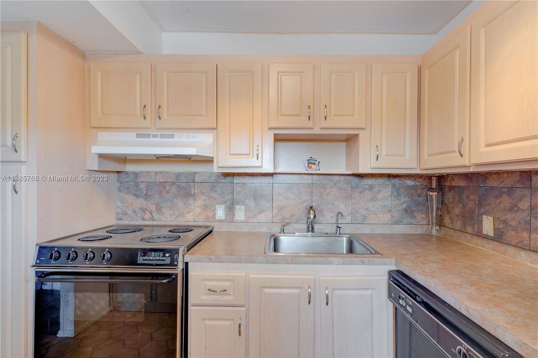 Recently Sold: $259,900 (2 beds, 2 baths, 994 Square Feet)