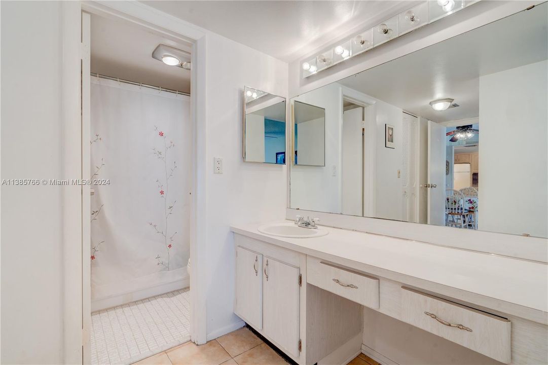 Recently Sold: $259,900 (2 beds, 2 baths, 994 Square Feet)