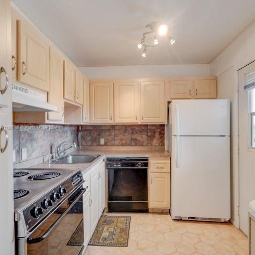 Recently Sold: $259,900 (2 beds, 2 baths, 994 Square Feet)