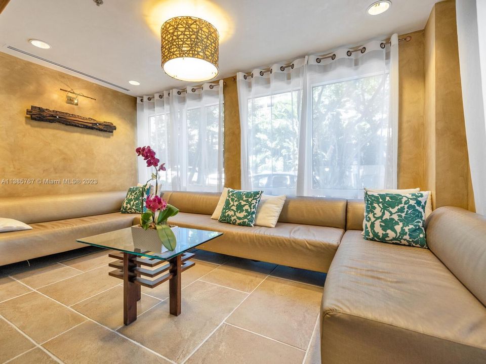 Recently Sold: $550,000 (1 beds, 1 baths, 690 Square Feet)