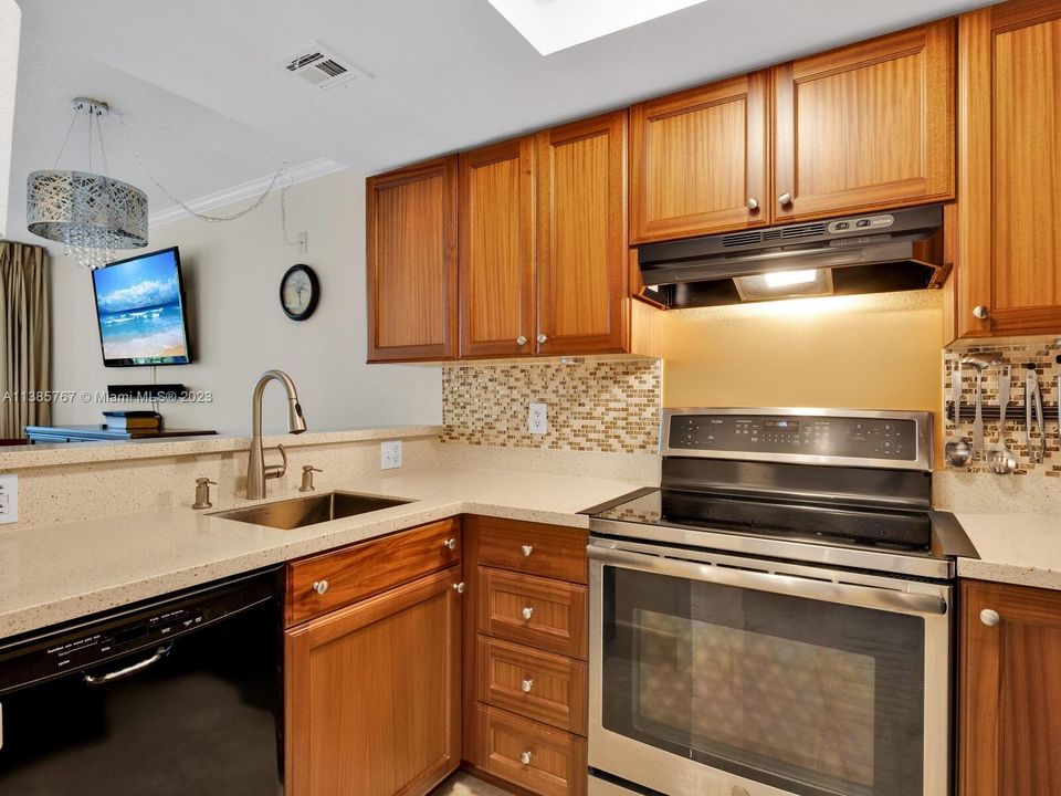 Recently Sold: $550,000 (1 beds, 1 baths, 690 Square Feet)