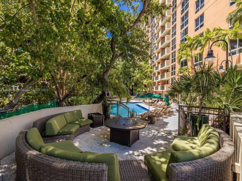 Seating area with fire-it