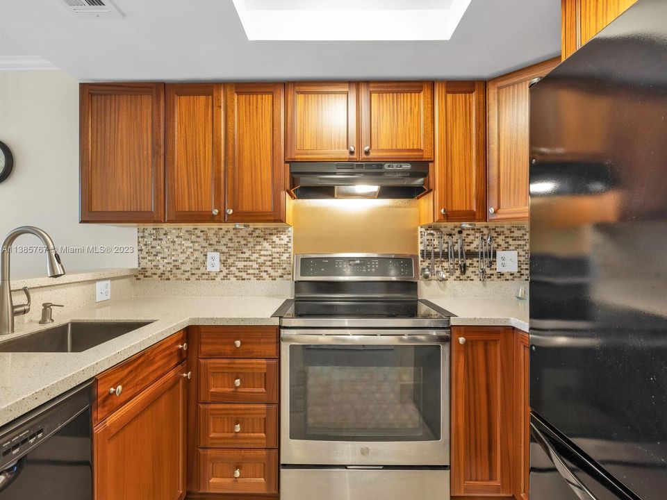 Recently Sold: $550,000 (1 beds, 1 baths, 690 Square Feet)