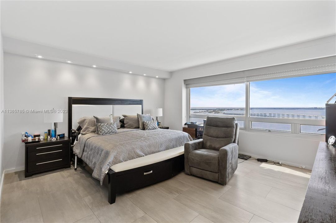 Recently Sold: $1,100,000 (2 beds, 2 baths, 1960 Square Feet)