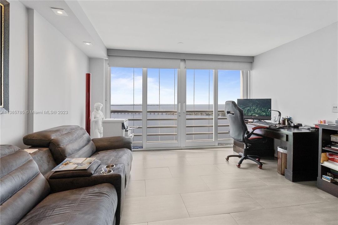 Recently Sold: $1,100,000 (2 beds, 2 baths, 1960 Square Feet)