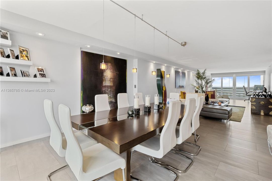 Recently Sold: $1,100,000 (2 beds, 2 baths, 1960 Square Feet)