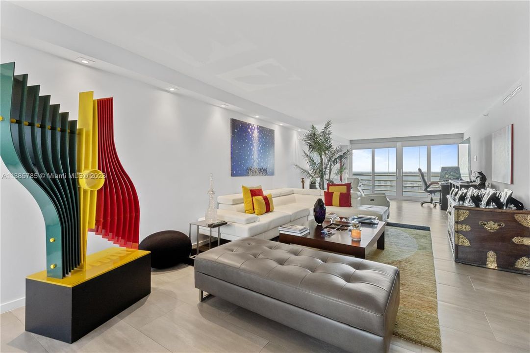 Recently Sold: $1,100,000 (2 beds, 2 baths, 1960 Square Feet)