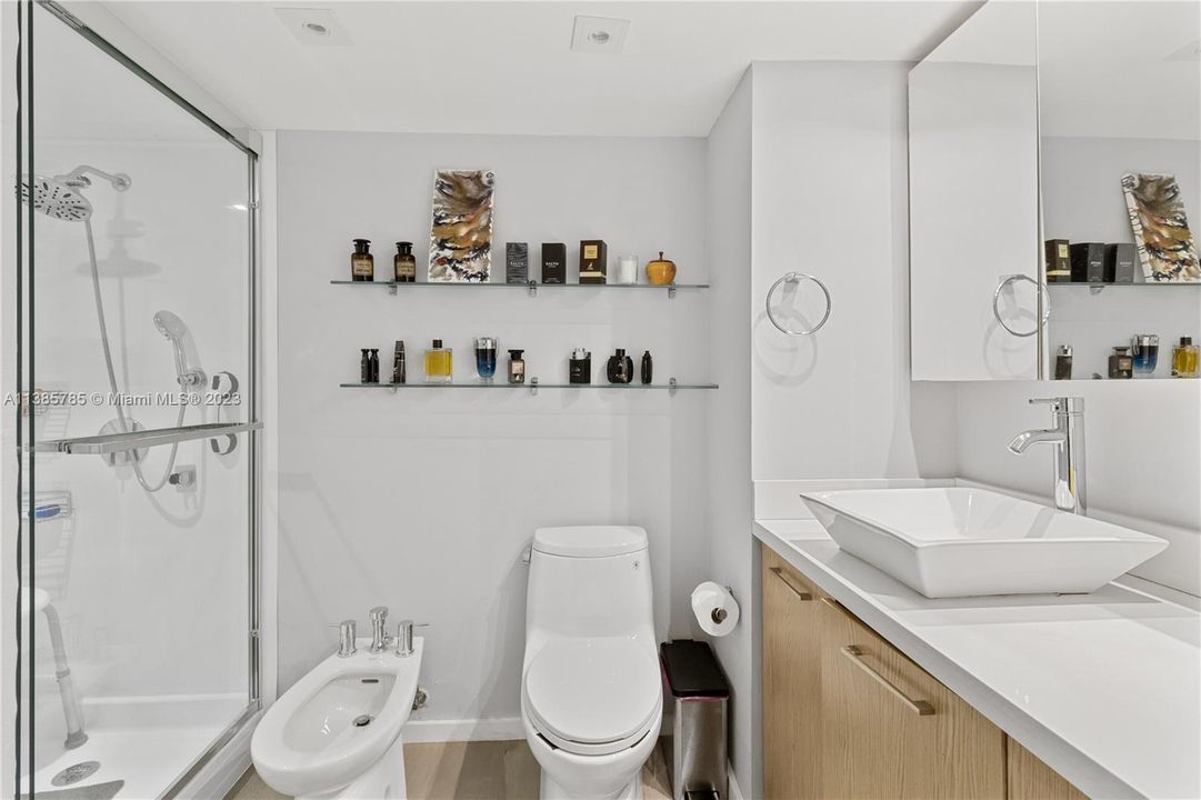 Recently Sold: $1,100,000 (2 beds, 2 baths, 1960 Square Feet)