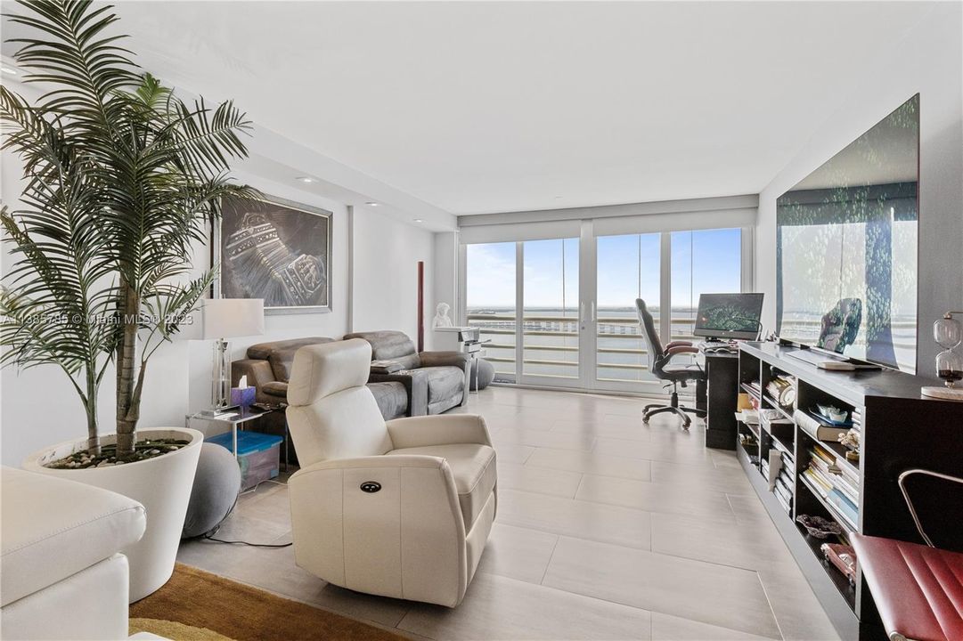 Recently Sold: $1,100,000 (2 beds, 2 baths, 1960 Square Feet)