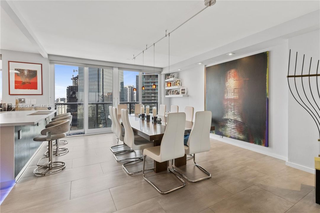 Recently Sold: $1,100,000 (2 beds, 2 baths, 1960 Square Feet)