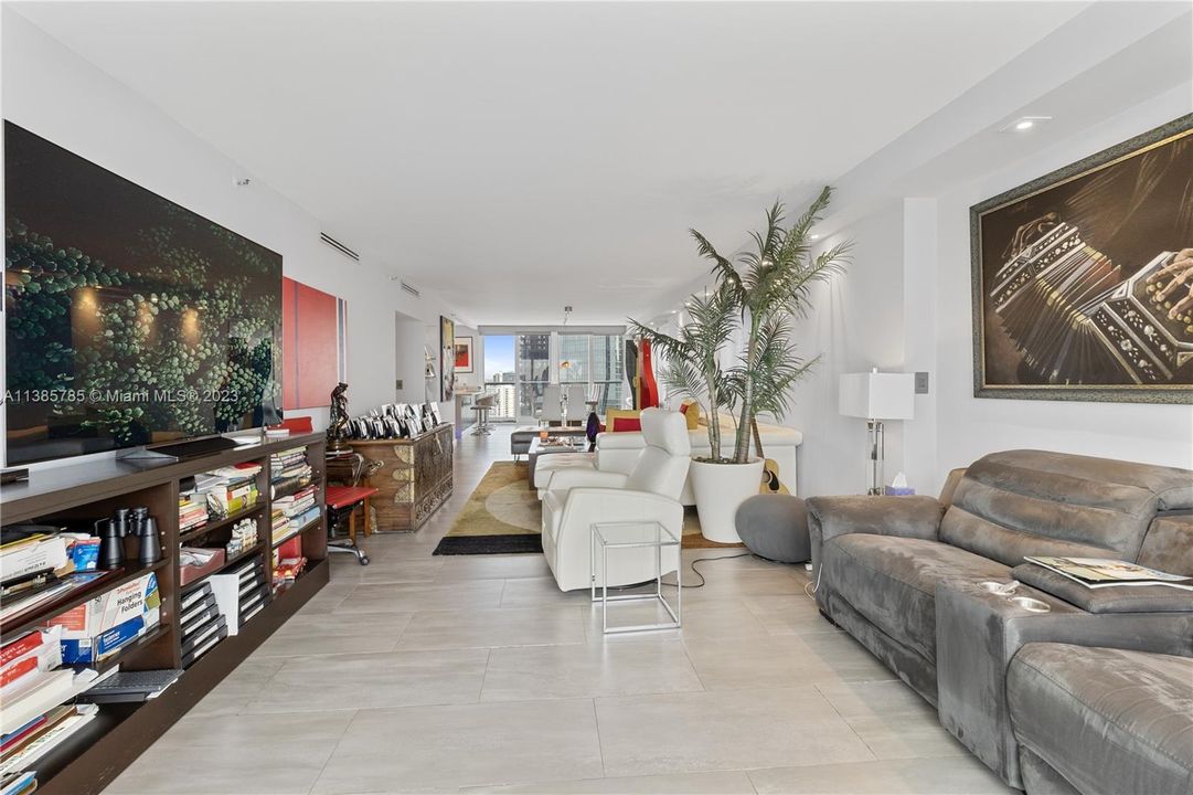 Recently Sold: $1,100,000 (2 beds, 2 baths, 1960 Square Feet)