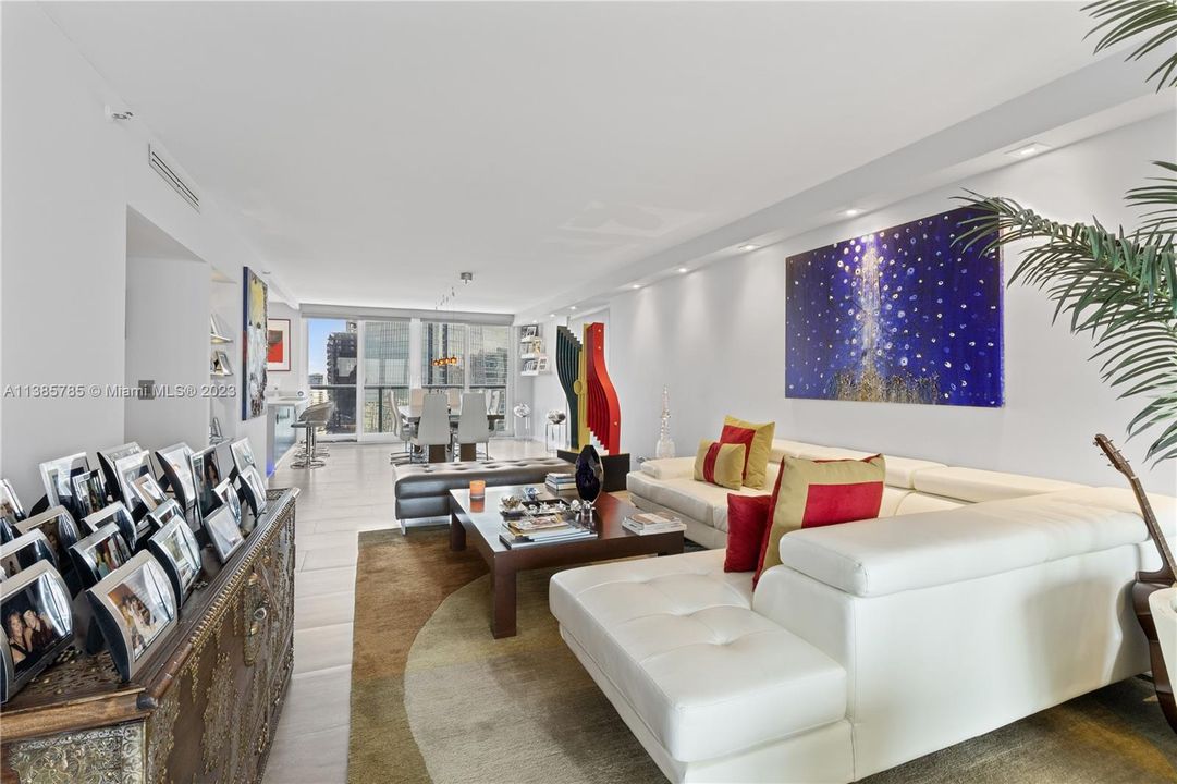 Recently Sold: $1,100,000 (2 beds, 2 baths, 1960 Square Feet)