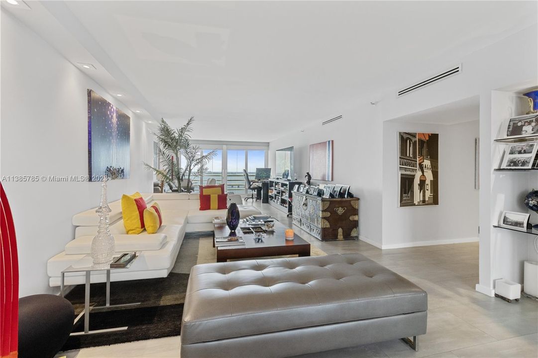 Recently Sold: $1,100,000 (2 beds, 2 baths, 1960 Square Feet)