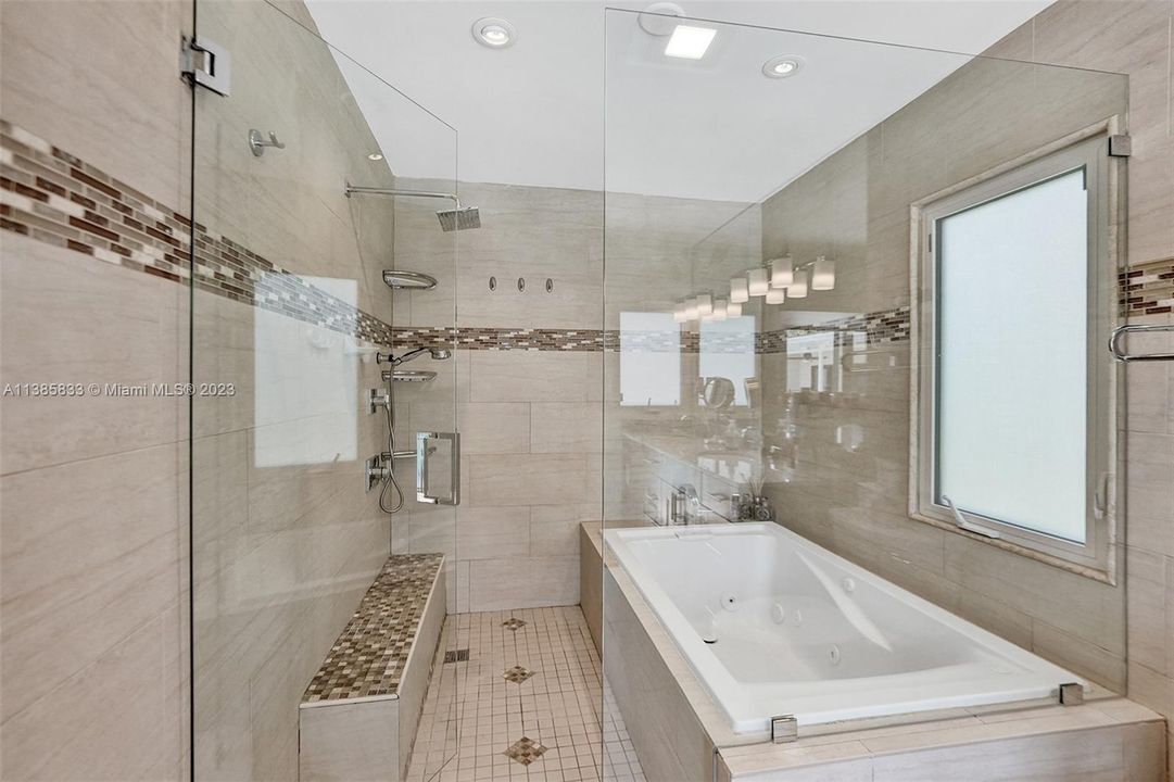 最近售出: $1,200,000 (4 贝兹, 2 浴室, 2150 平方英尺)