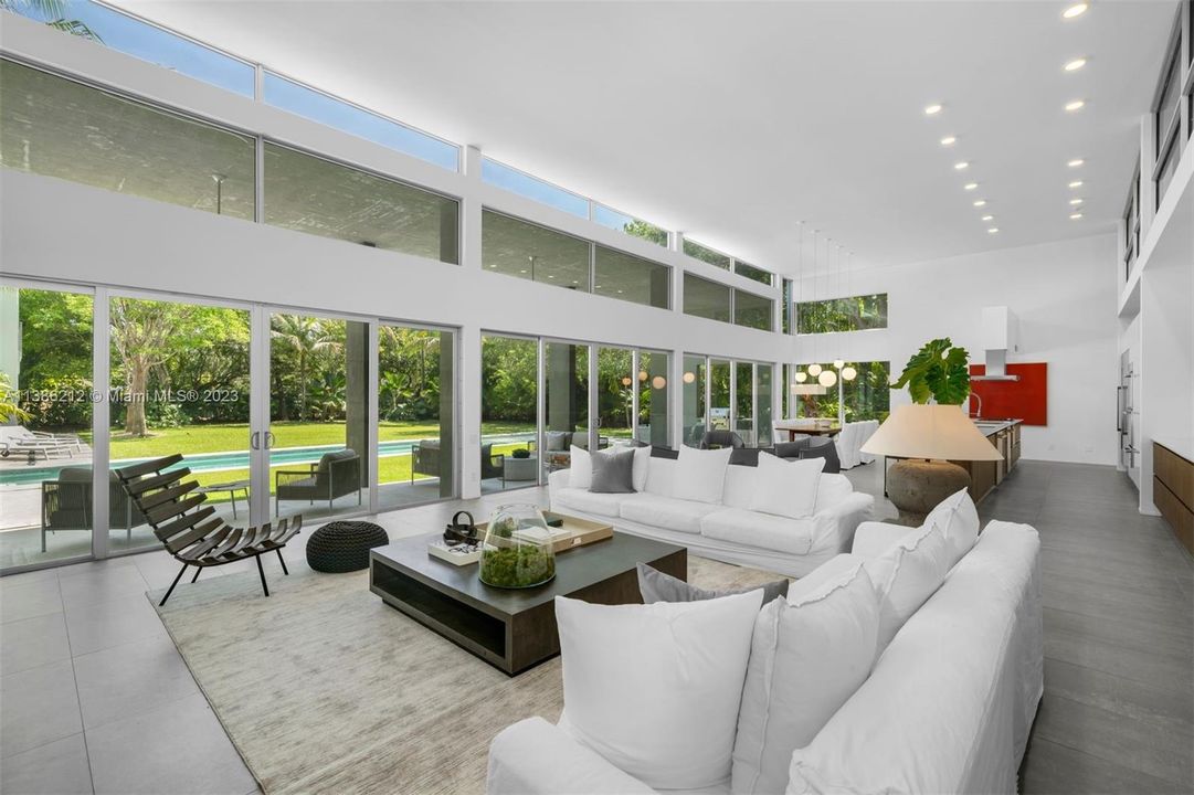 Recently Sold: $4,875,000 (6 beds, 6 baths, 5165 Square Feet)