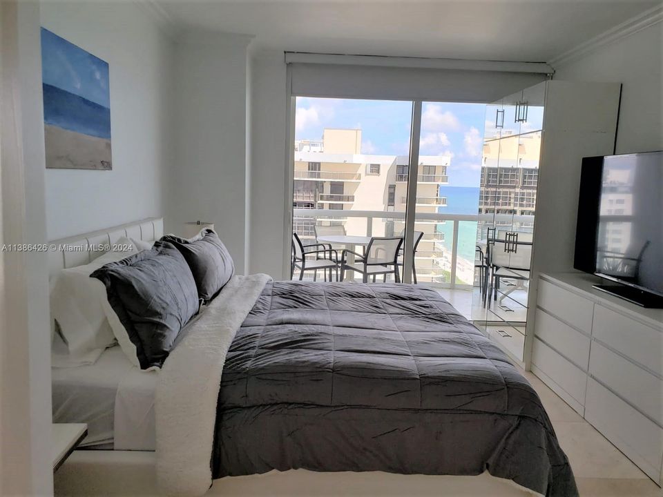 For Sale: $760,000 (1 beds, 1 baths, 808 Square Feet)