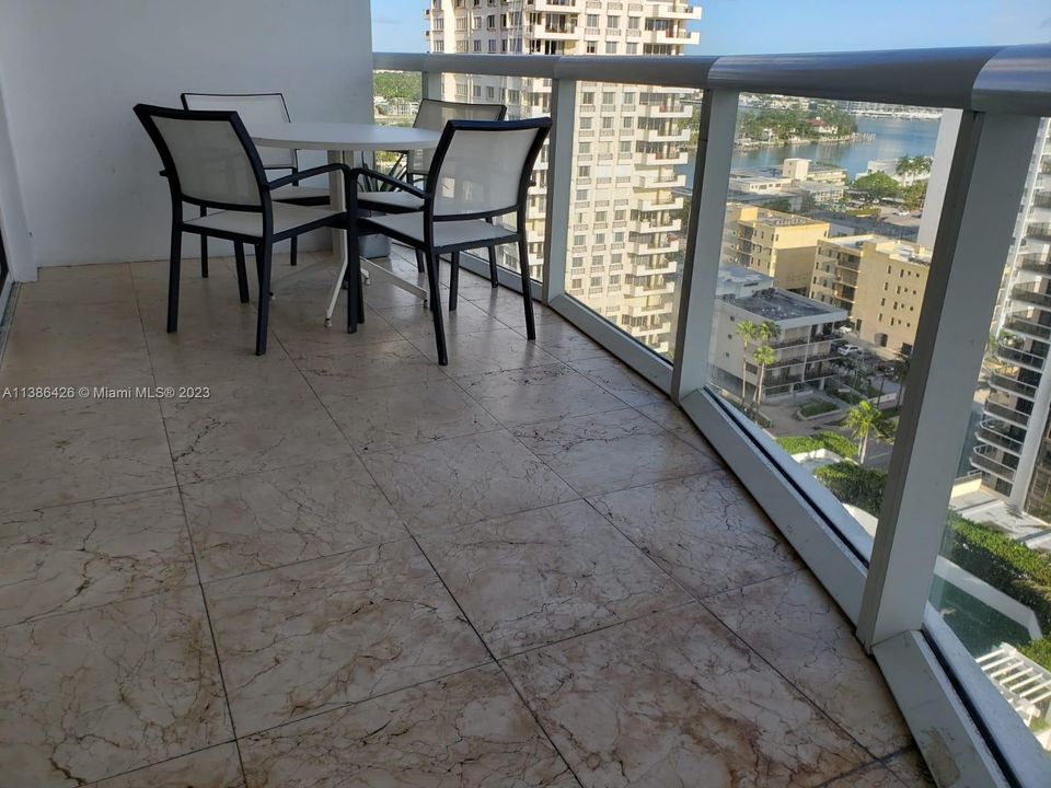 For Sale: $760,000 (1 beds, 1 baths, 808 Square Feet)