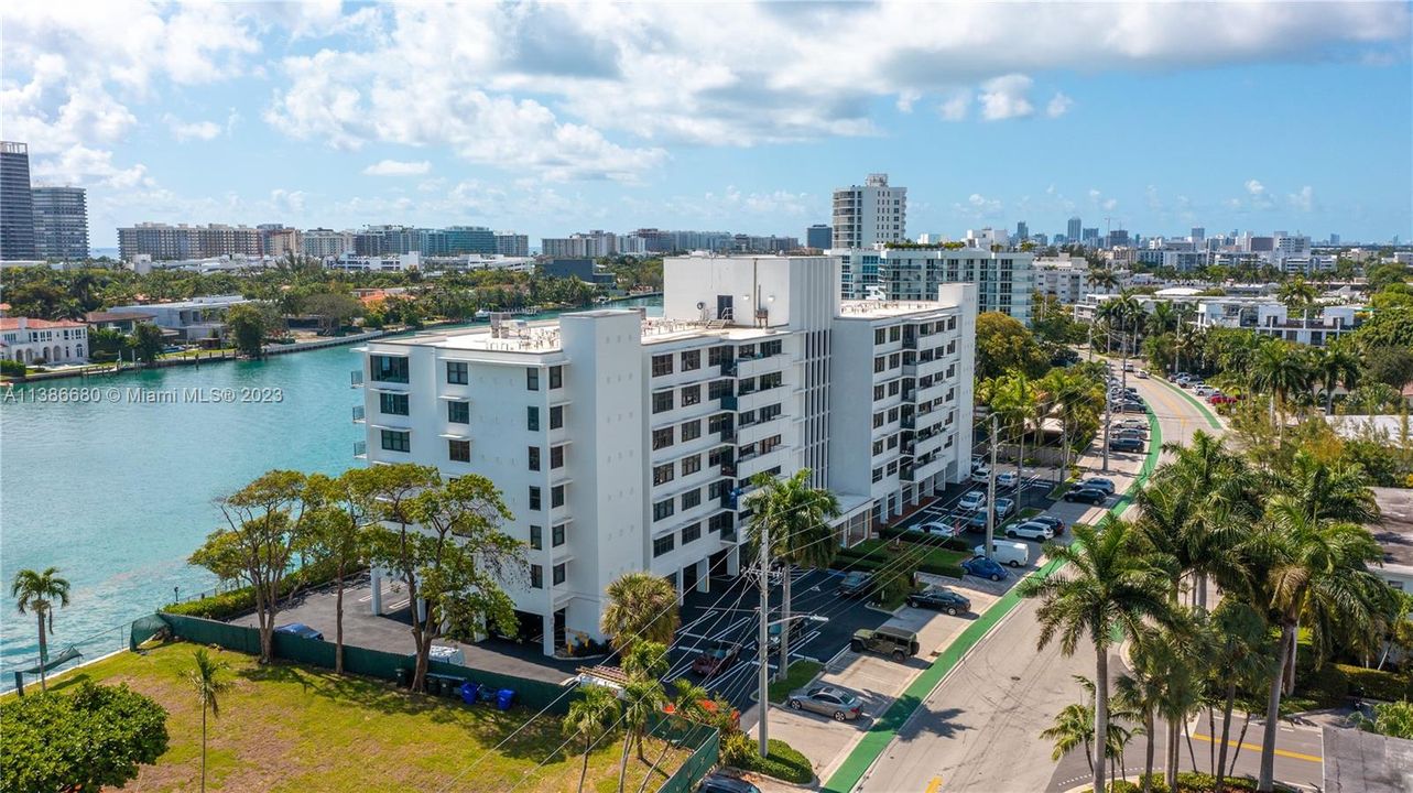 Walking distance to Bal Harbour Shops.