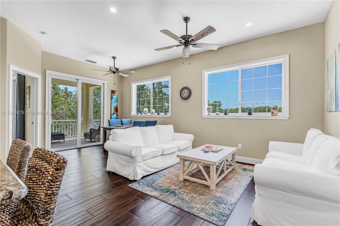 Recently Sold: $998,500 (3 beds, 2 baths, 1519 Square Feet)