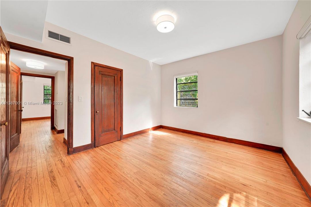 Recently Sold: $925,000 (2 beds, 1 baths, 1202 Square Feet)