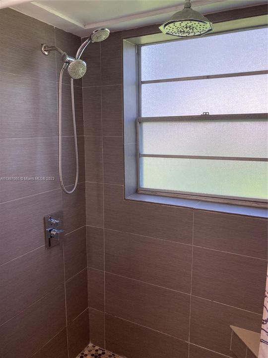 Large Newly tiled Bath + Rain-Shower