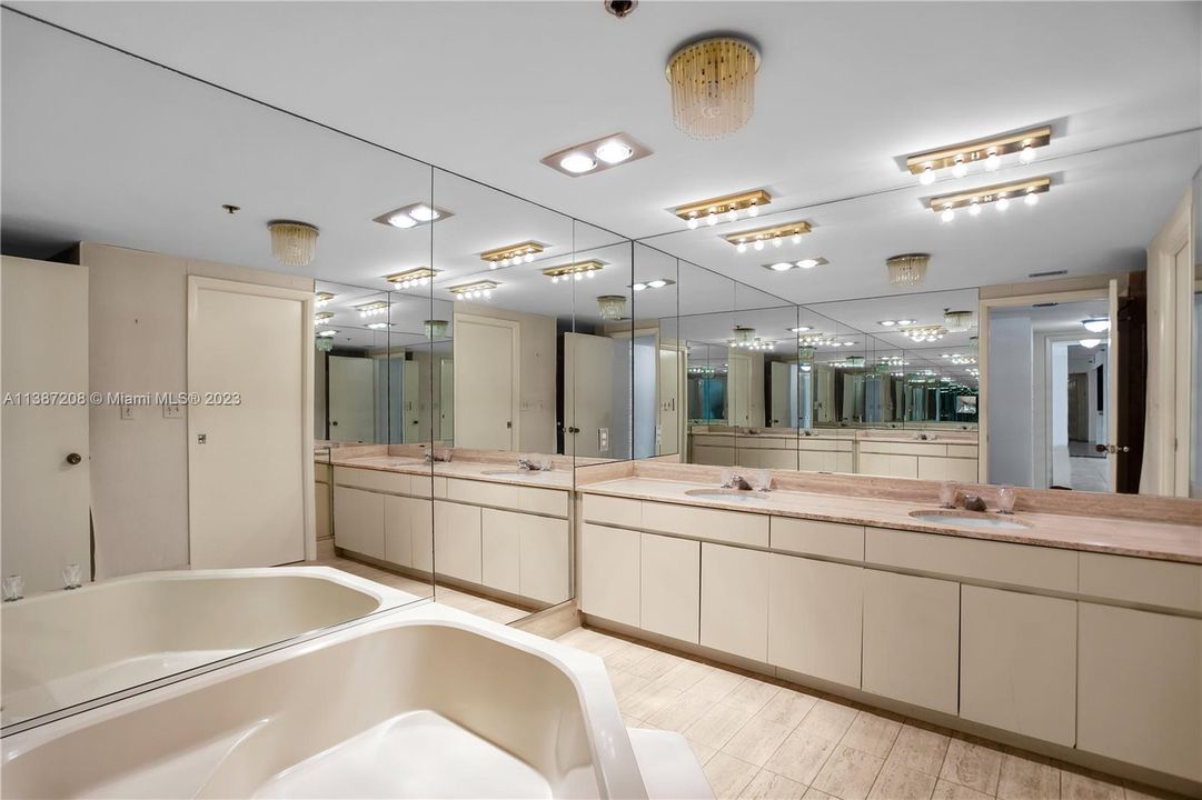 最近售出: $1,150,000 (2 贝兹, 2 浴室, 2018 平方英尺)