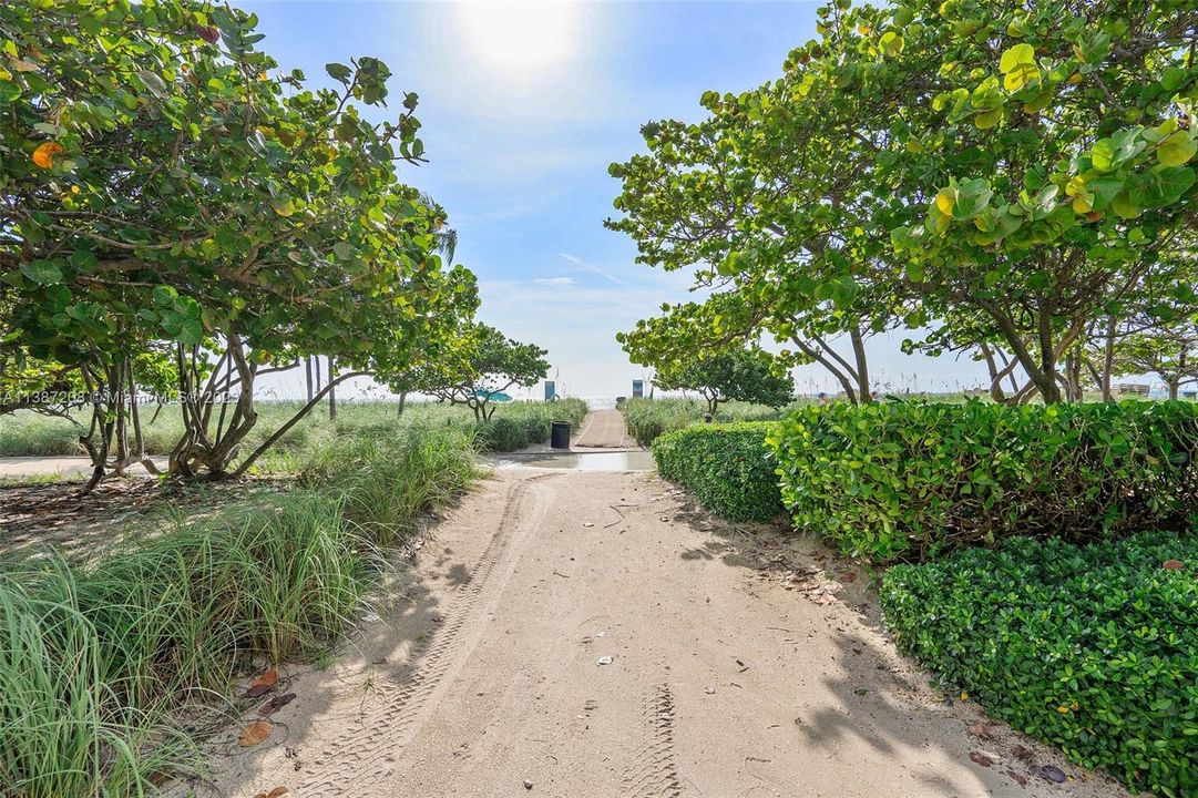 最近售出: $1,150,000 (2 贝兹, 2 浴室, 2018 平方英尺)