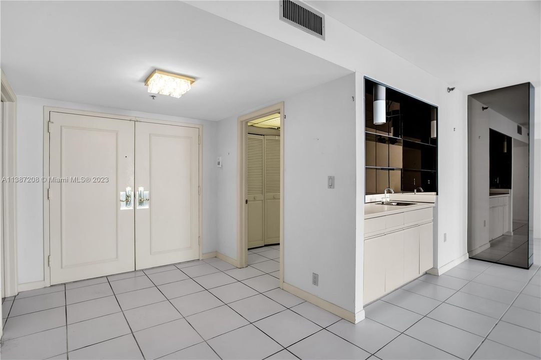 最近售出: $1,150,000 (2 贝兹, 2 浴室, 2018 平方英尺)