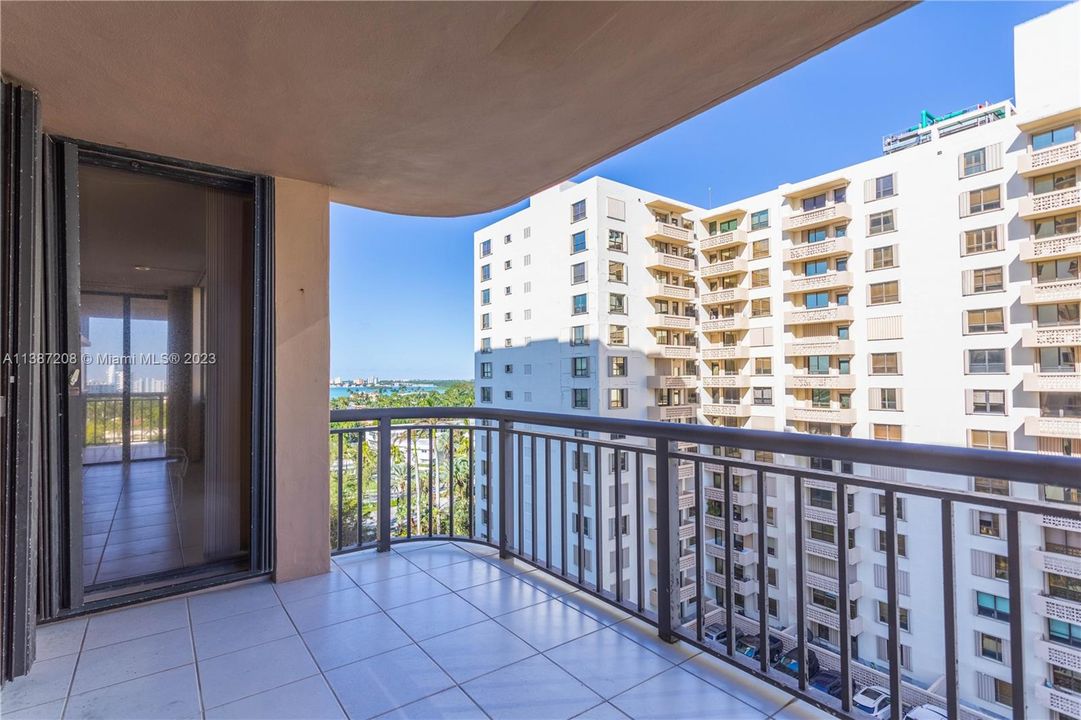 最近售出: $1,150,000 (2 贝兹, 2 浴室, 2018 平方英尺)