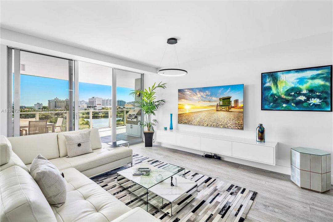 Recently Sold: $2,399,000 (3 beds, 3 baths, 2251 Square Feet)