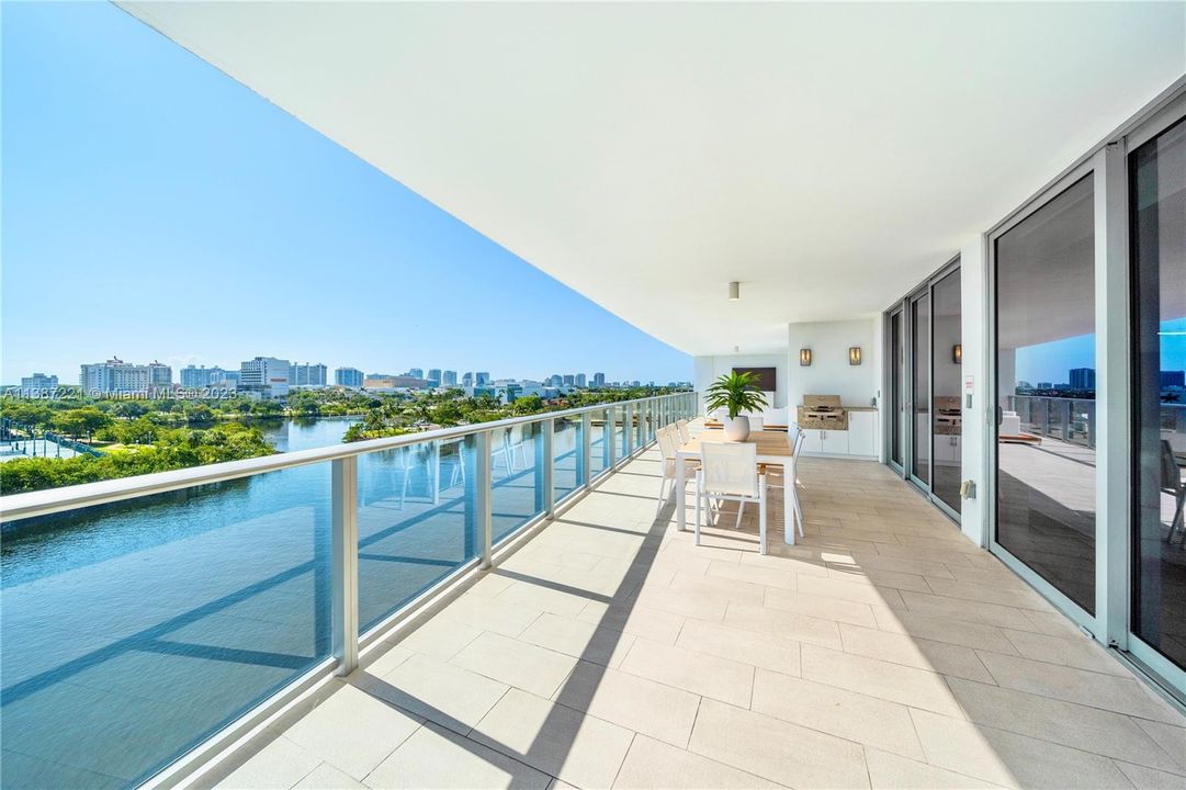 Huge 800+ SF Terrace with BBQ