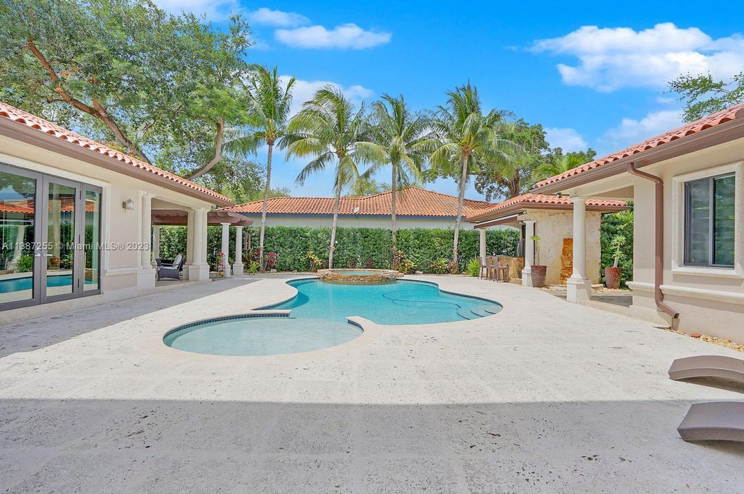 Recently Sold: $2,800,000 (4 beds, 6 baths, 5053 Square Feet)