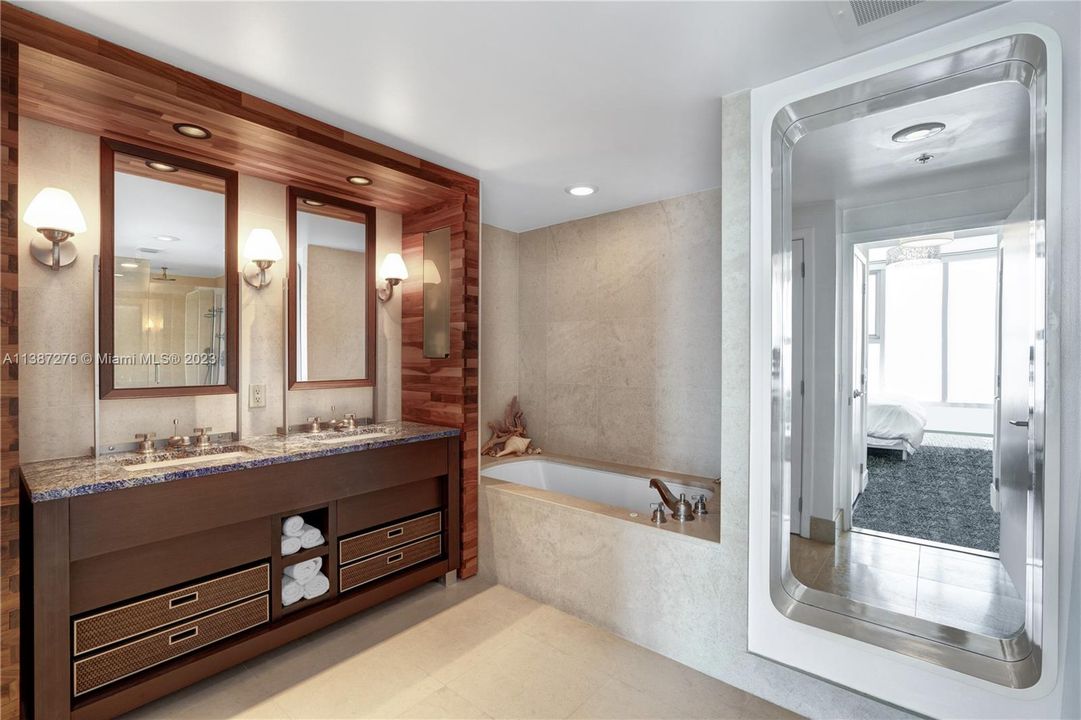 Recently Sold: $1,995,000 (2 beds, 2 baths, 1565 Square Feet)