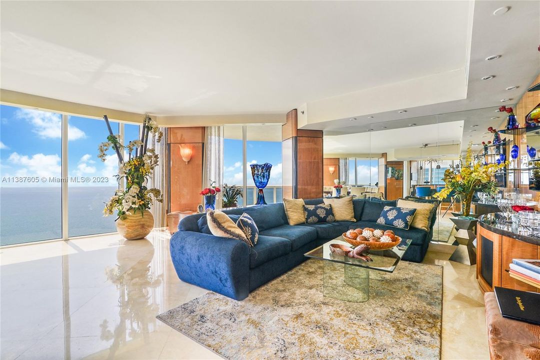 Recently Sold: $3,199,000 (3 beds, 3 baths, 2755 Square Feet)